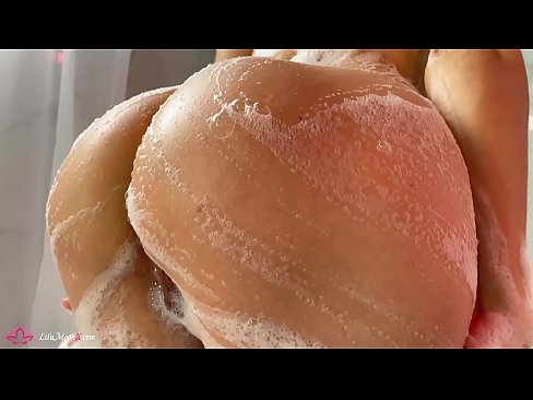 ❤️ Brunette شاور میں شدید orgasm کے لئے وائبریٹر کے ساتھ بلی میں مشت زنی کرتی ہے۔ ❤ مقعد فحش